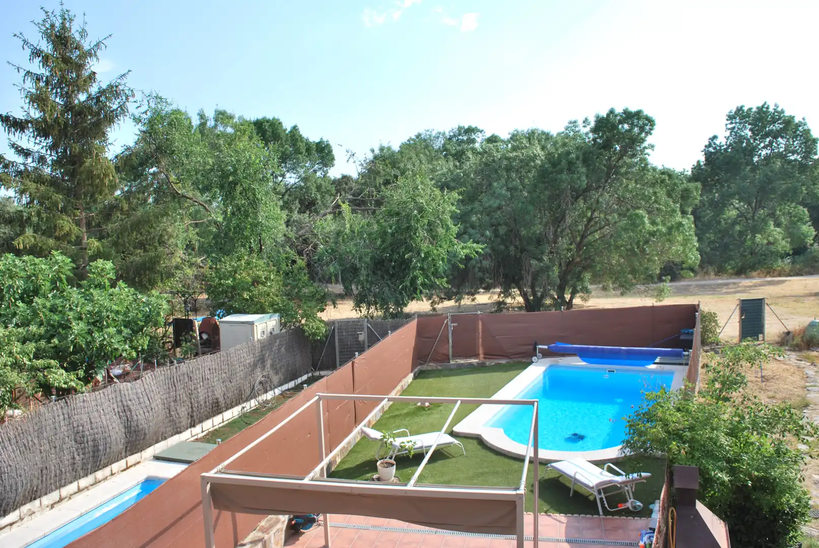 Schwimmbecken von Einfamilien-Reihenhaus zum Verkauf in Valdemorillo mit Privatgarten, Terrasse und Abstellraum