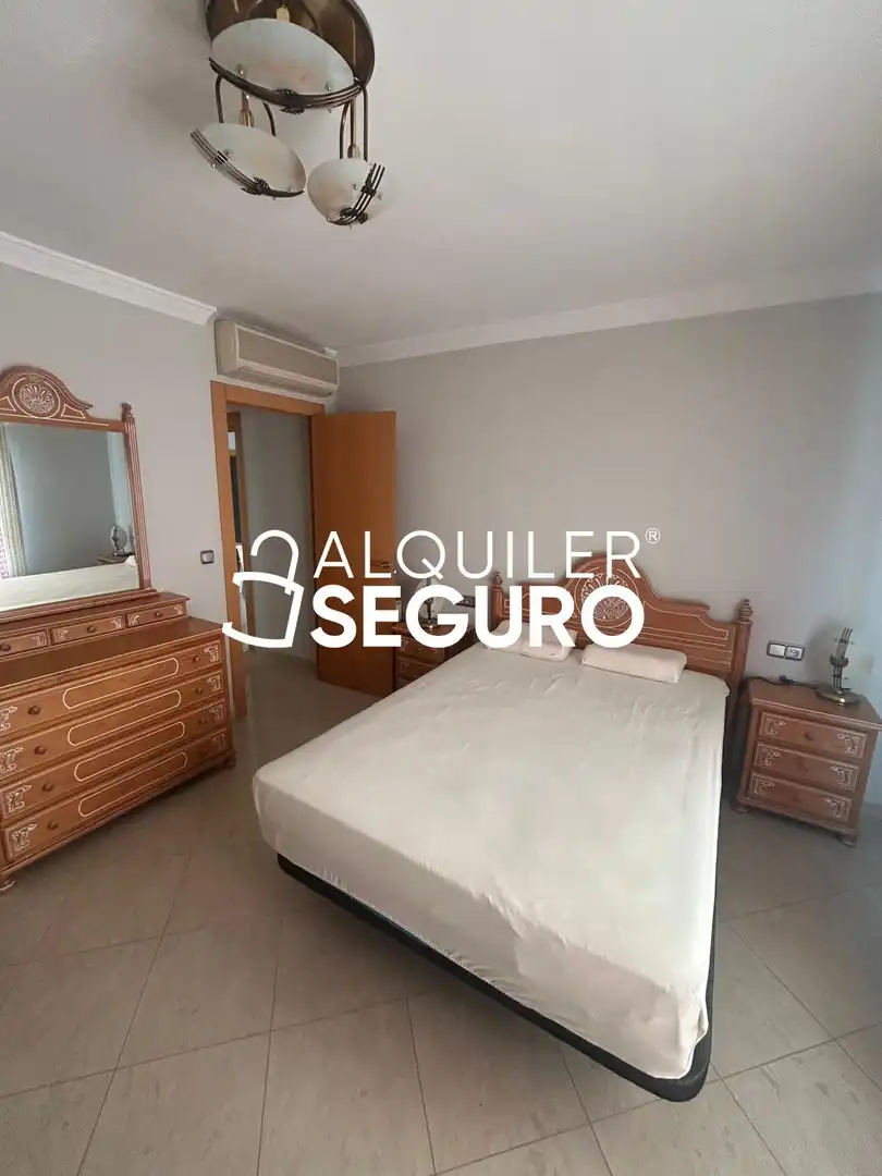 Dormitori de Pis de lloguer en Granada amb Aire condicionat, Calefacció i Terrassa