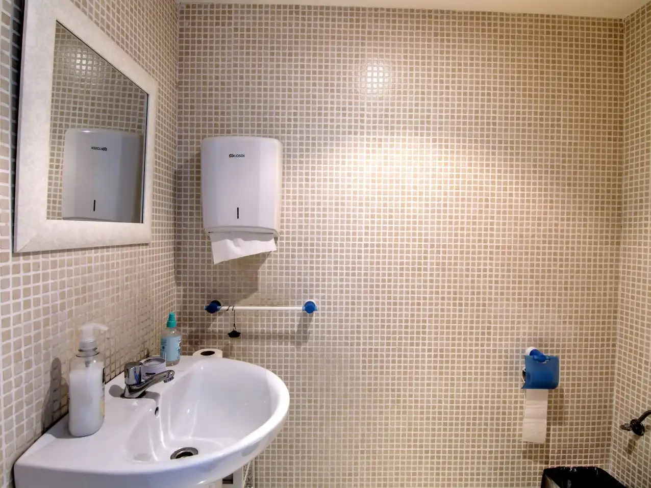 Baño de Local en venta en Alicante / Alacant con Aire acondicionado, Amueblado y Internet