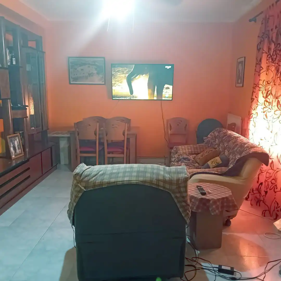 Sala d'estar de Casa adosada en venda en Aranjuez amb Jardí privat, Moblat i Alarma