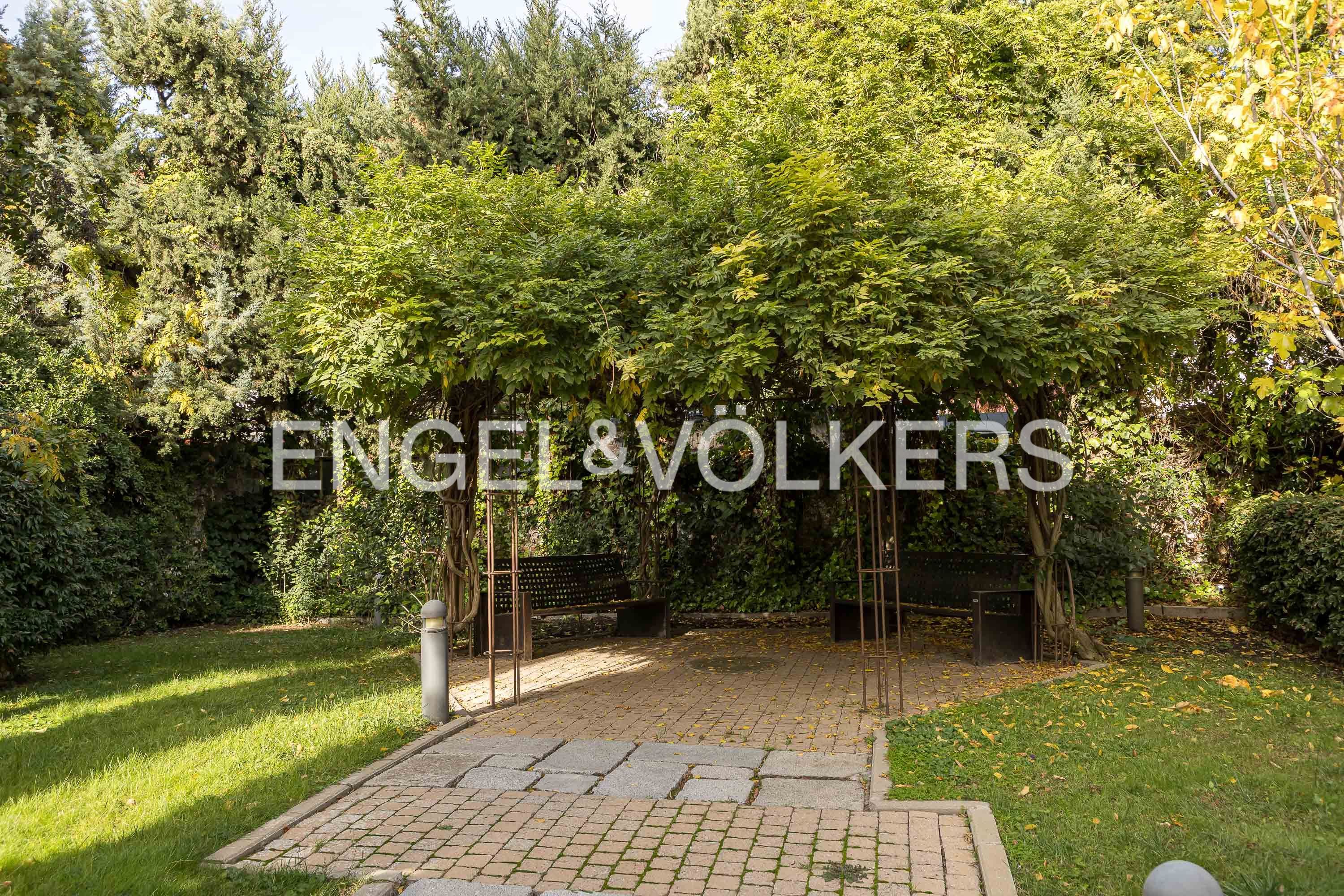 Terrassa de Apartament en venda en  Madrid Capital amb Aire condicionat, Calefacció i Jardí privat