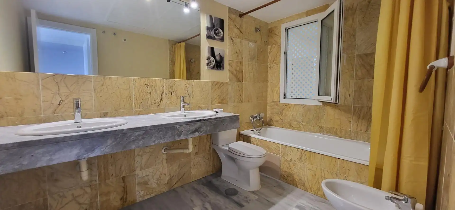 Bany de Apartament de lloguer en Marbella amb Jardí privat, Terrassa i Moblat