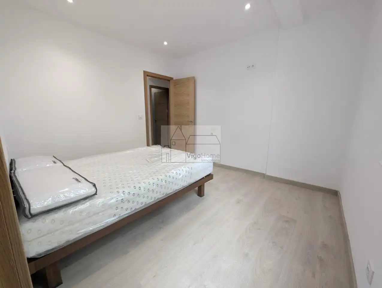 Habitación de Piso de alquiler en Vigo  con Calefacción, Terraza y Amueblado