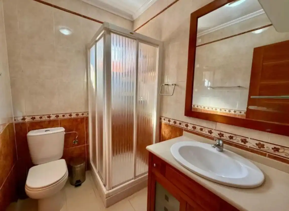 Bany de Casa o xalet de lloguer en Torrevieja amb Aire condicionat, Jardí privat i Piscina comunitària