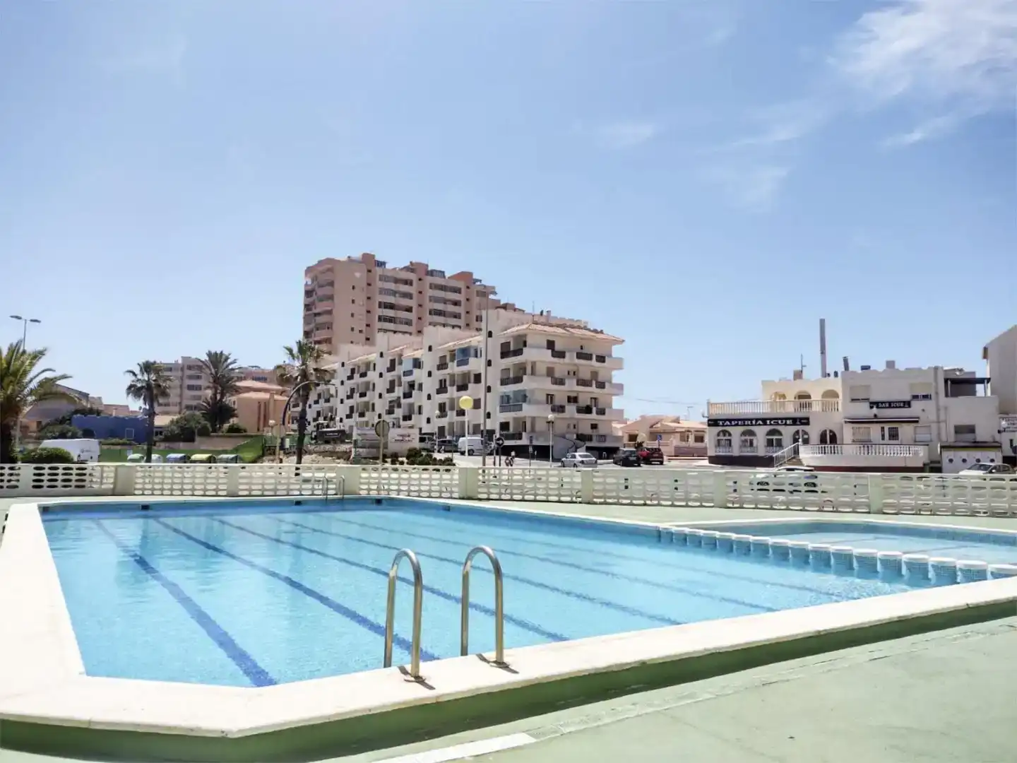 Piscina de Pis de lloguer en La Manga del Mar Menor amb Aire condicionat, Piscina i Moblat