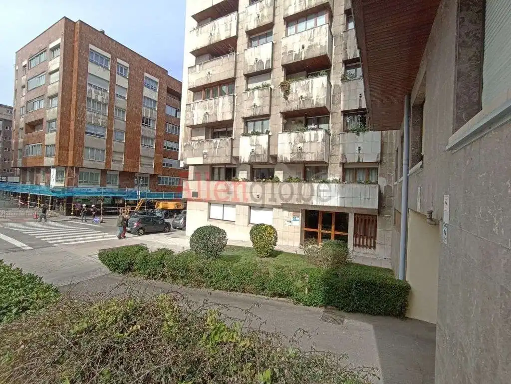 Vista exterior de Pis en venda en Oviedo  amb Traster