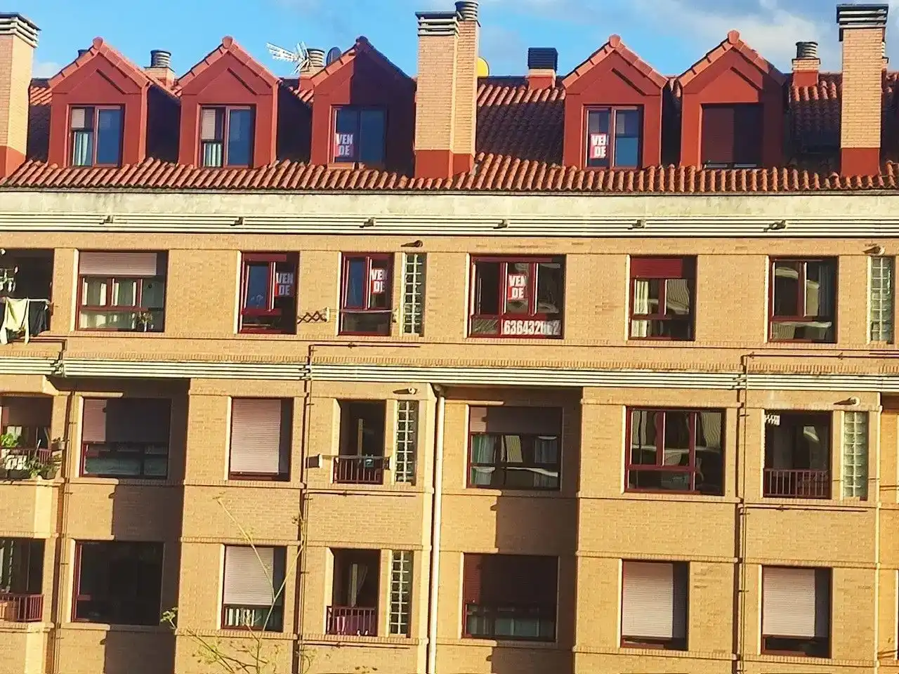 Vista exterior de Piso en venta en Oviedo  con Parquet, Trastero y Piscina