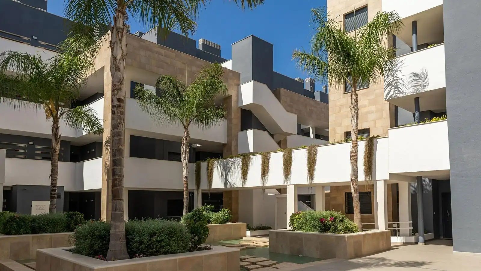 Vista exterior de Planta baixa en venda en Orihuela amb Aire condicionat, Jardí privat i Terrassa