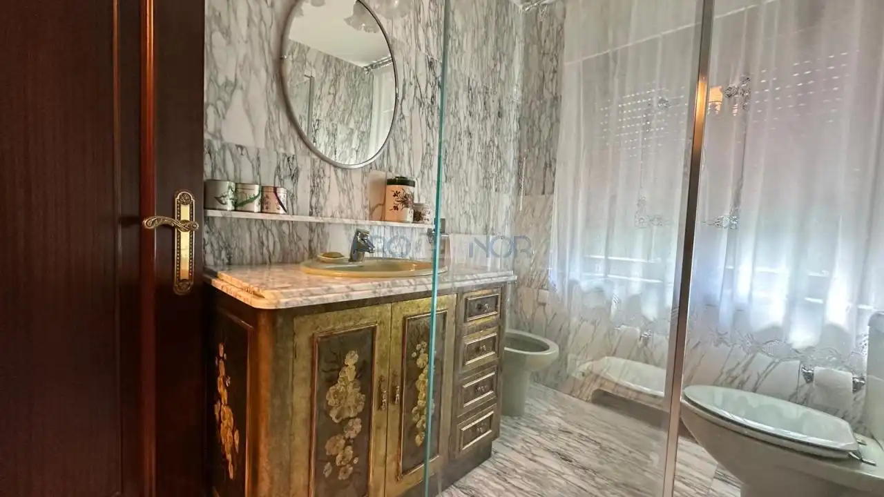 Bany de Casa o xalet en venda en Mansilla de las Mulas amb Calefacció, Jardí privat i Piscina