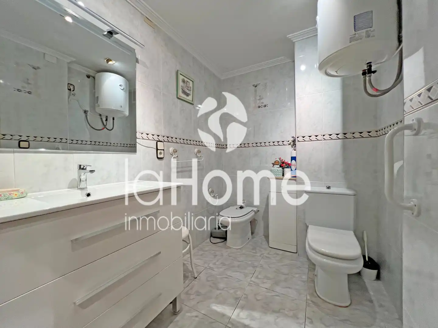 Bathroom of Flat for sale in Paterna  with Air Conditioner, Oven and Balcony