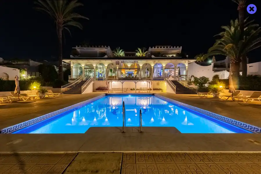 Piscina de Casa adosada en venda en Marbella amb Aire condicionat, Terrassa i Moblat