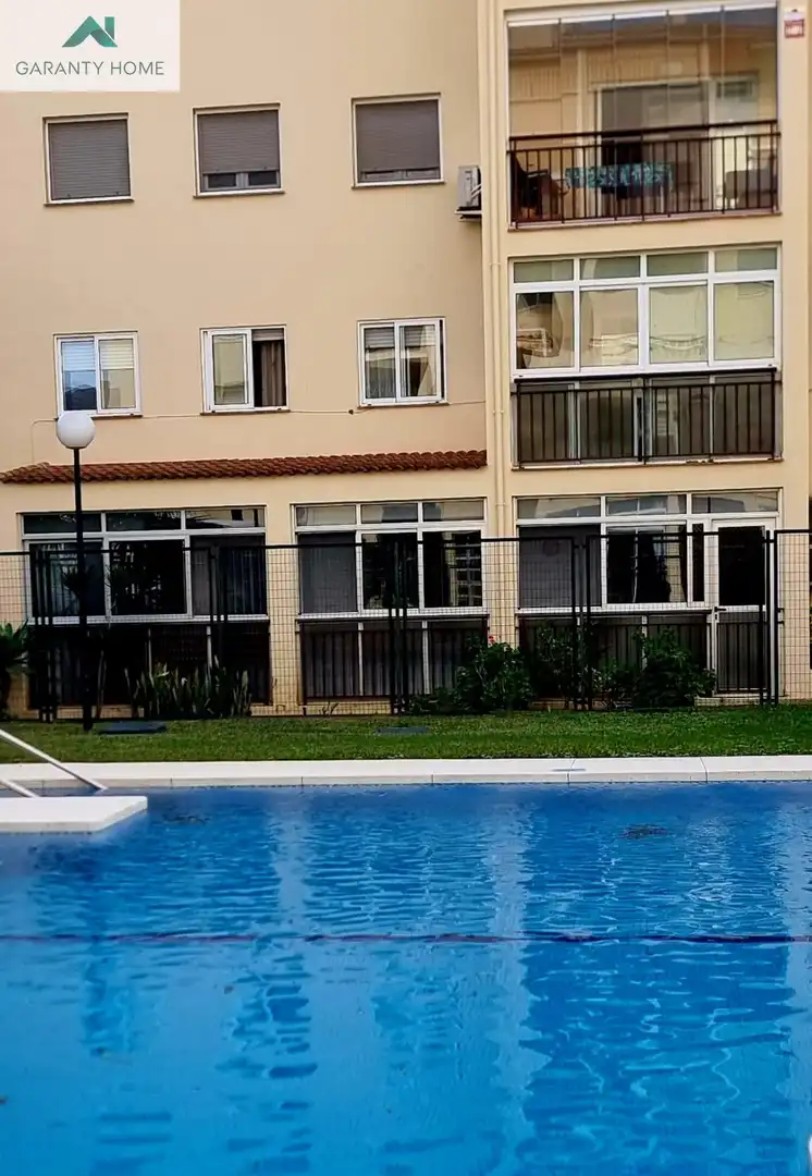 Vista exterior de Pis en venda en Benalmádena amb Jardí privat, Terrassa i Moblat