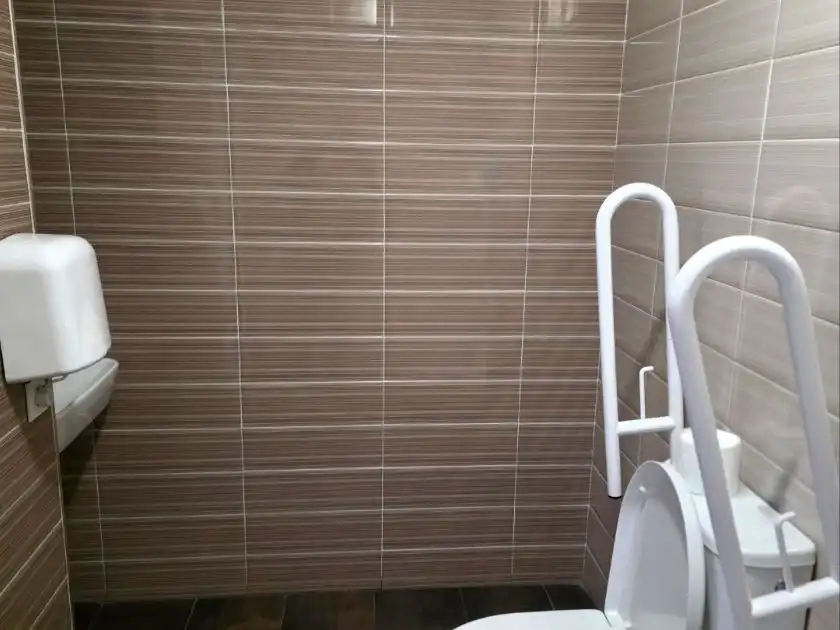 Baño de Local de alquiler en Ciudad Real con Aire acondicionado y Parquet