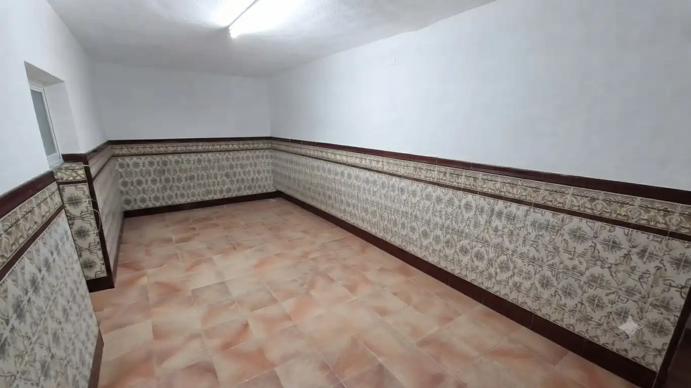 Einfamilien-Reihenhaus zum Verkauf in Vélez de Benaudalla mit Privatgarten, Terrasse und Möbliert
