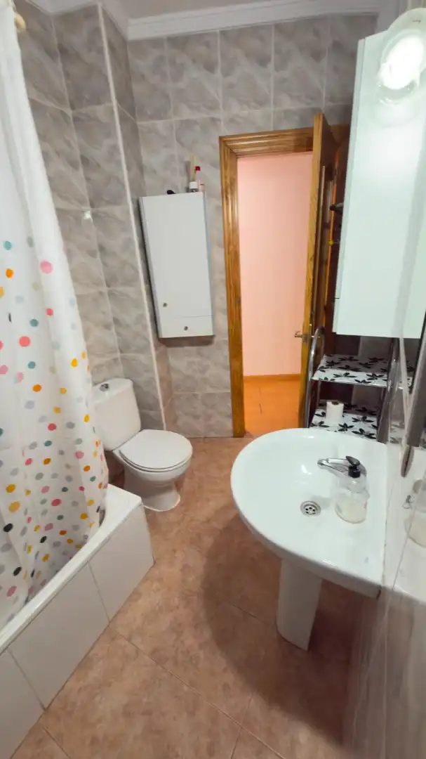 Badezimmer von Wohnung zur Miete in Granada mit Waschmaschine