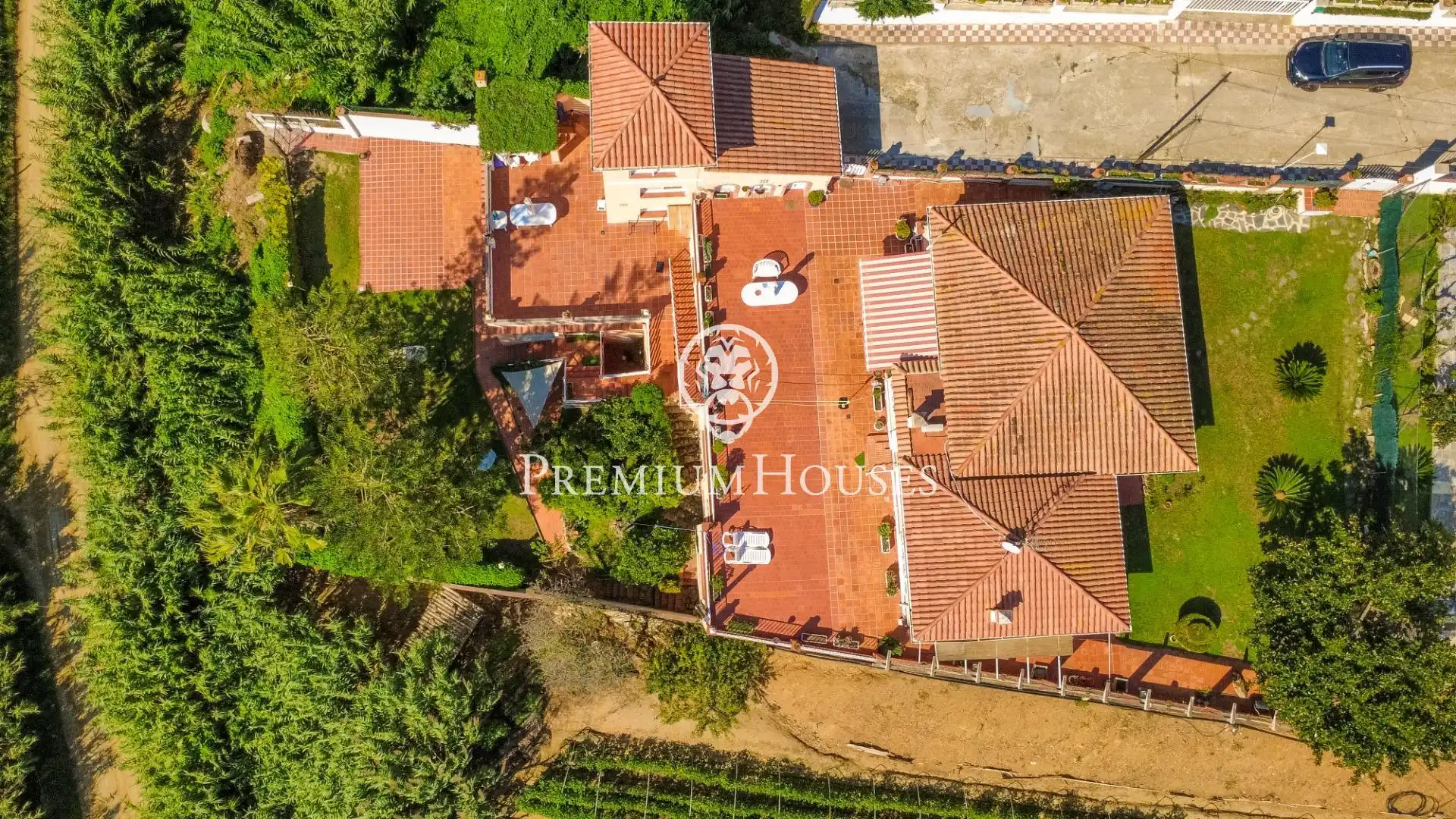 Vista exterior de Casa o xalet en venda en Calella amb Aire condicionat, Calefacció i Jardí privat
