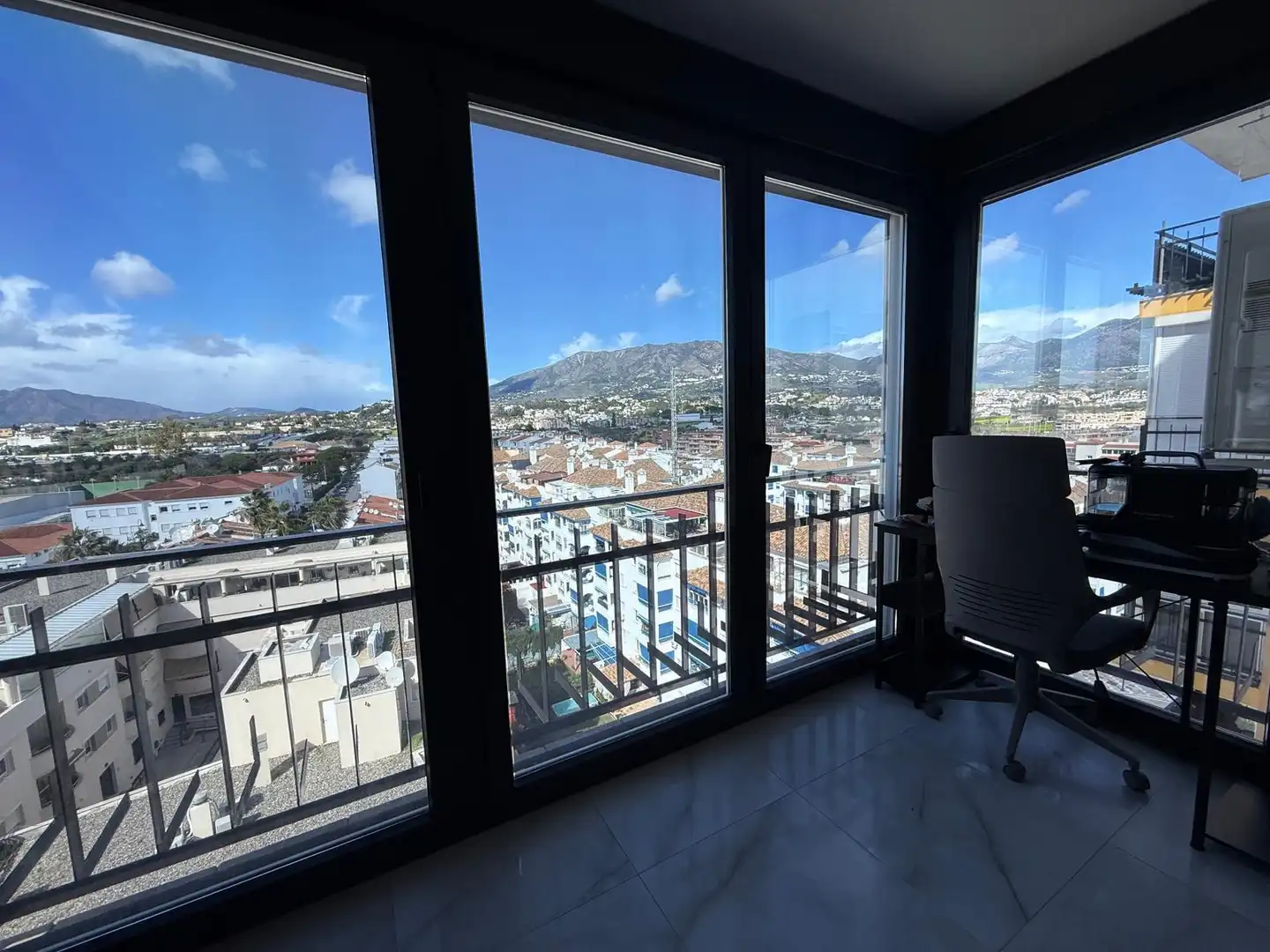 Vista exterior de Pis en venda en Mijas amb Aire condicionat, Jardí privat i Moblat