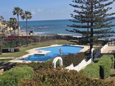 Apartment with pool for sale in Calahonda