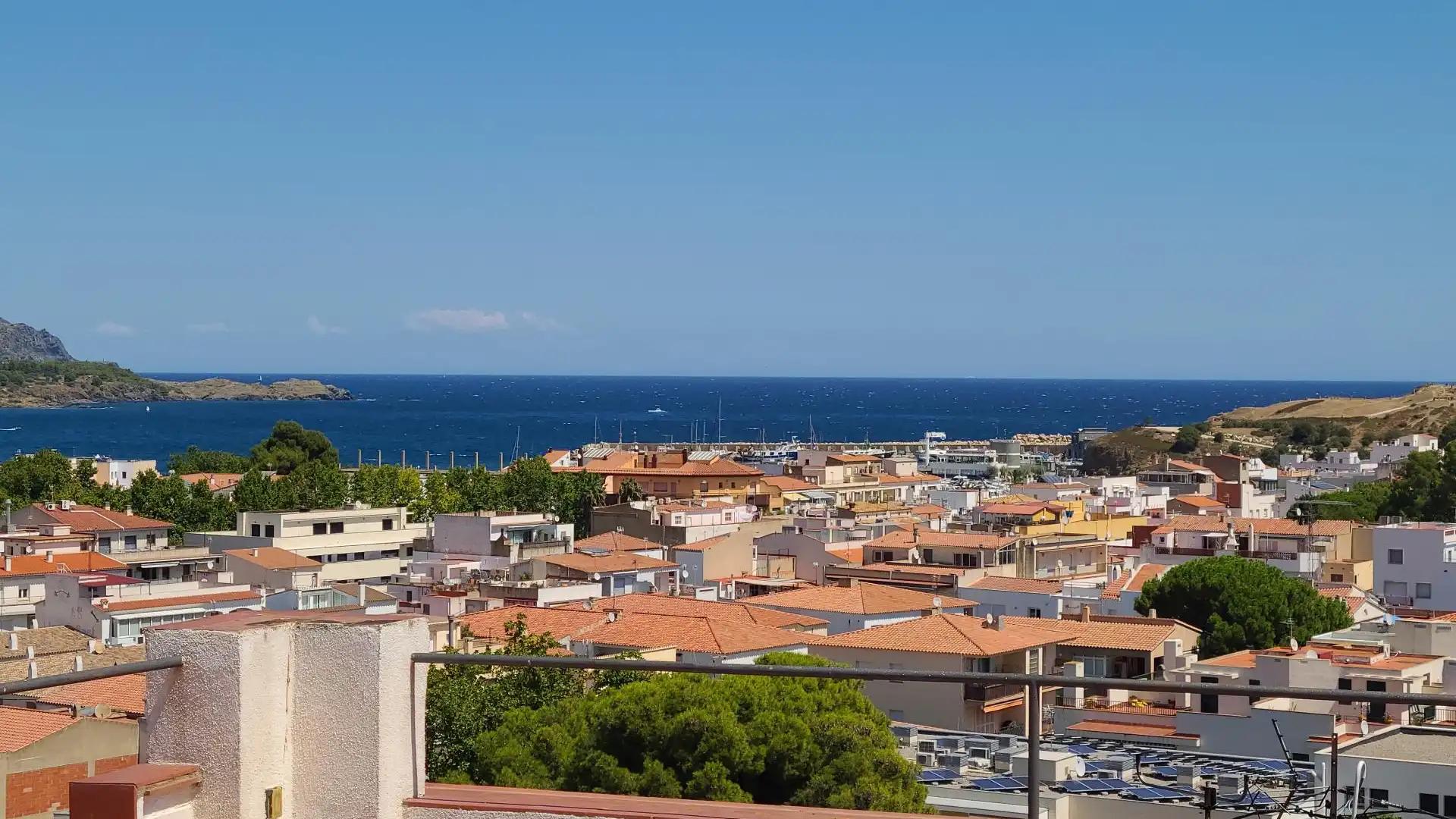 Außenansicht von Einfamilien-Reihenhaus zum Verkauf in Llançà mit Heizung