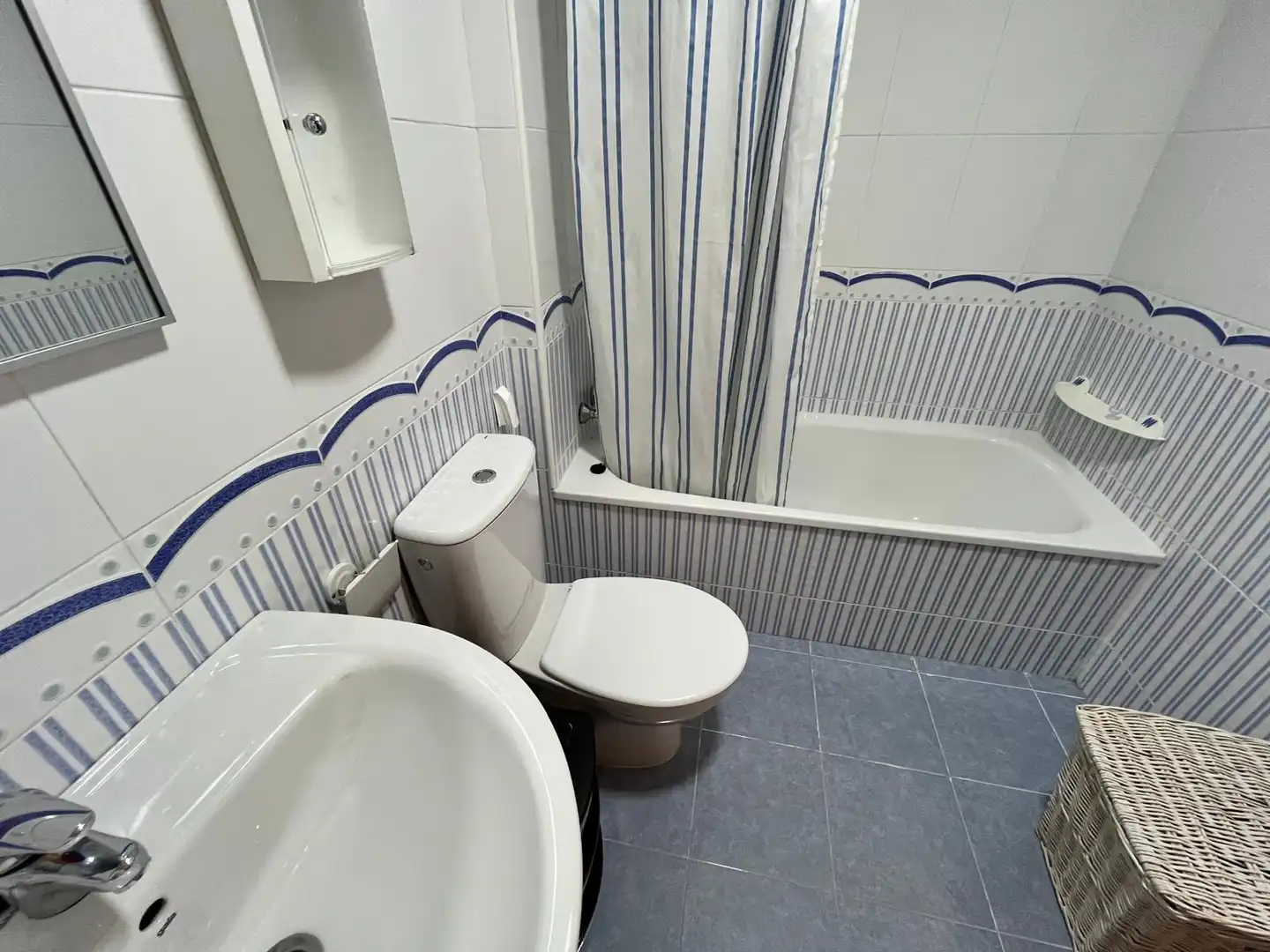 Bany de Apartament de lloguer en Burgos amb Calefacció, Parquet i Moblat