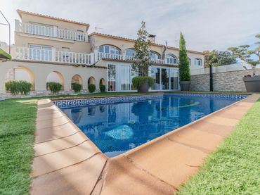 Villa con balcone in vendita a Pals