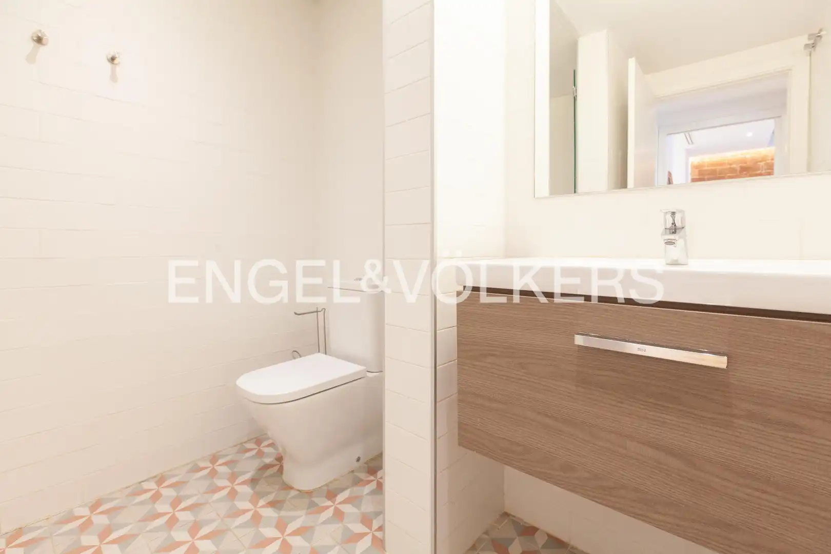 Badezimmer von Wohnung zum Verkauf in Barcelona mit Klimaanlage, Heizung und Privatgarten