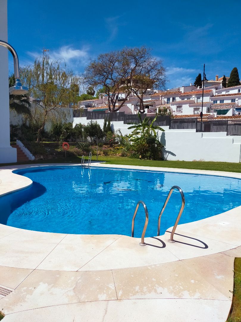 Piscina de Casa adosada en venda en Fuengirola amb Terrassa, Moblat i Forn