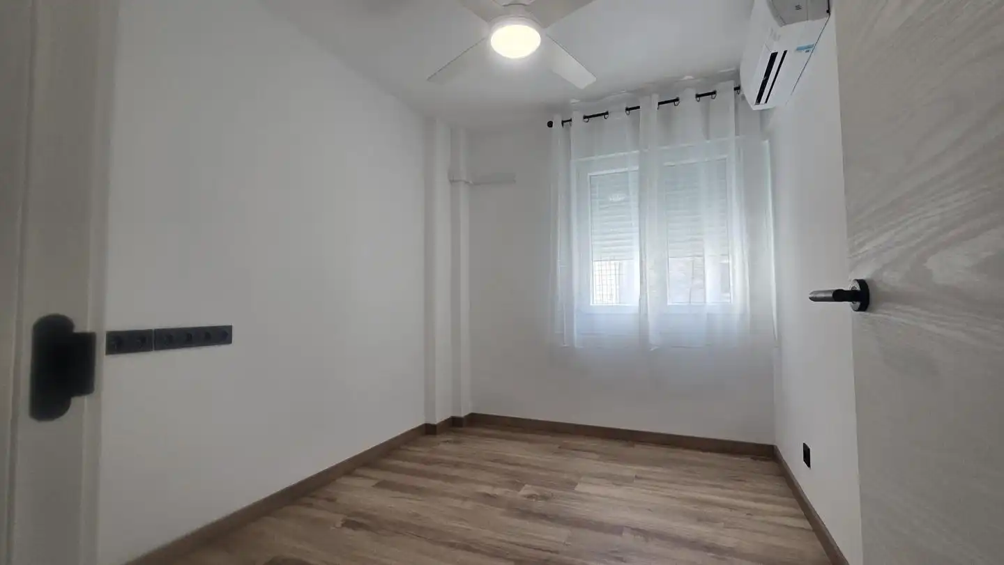 Schlafzimmer von Wohnung zur Miete in Gandia mit Klimaanlage, Terrasse und Möbliert
