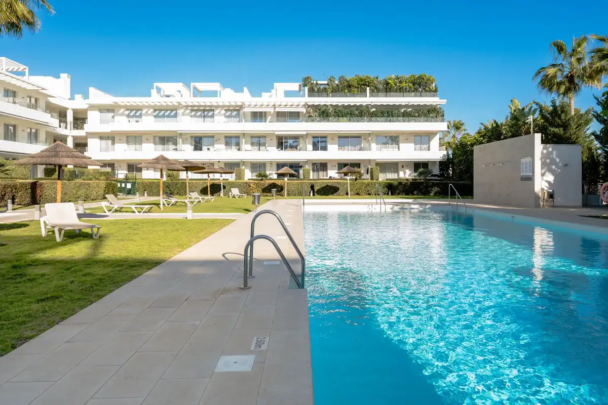 Piscina de Pis en venda en Estepona amb Jardí privat, Terrassa i Piscina