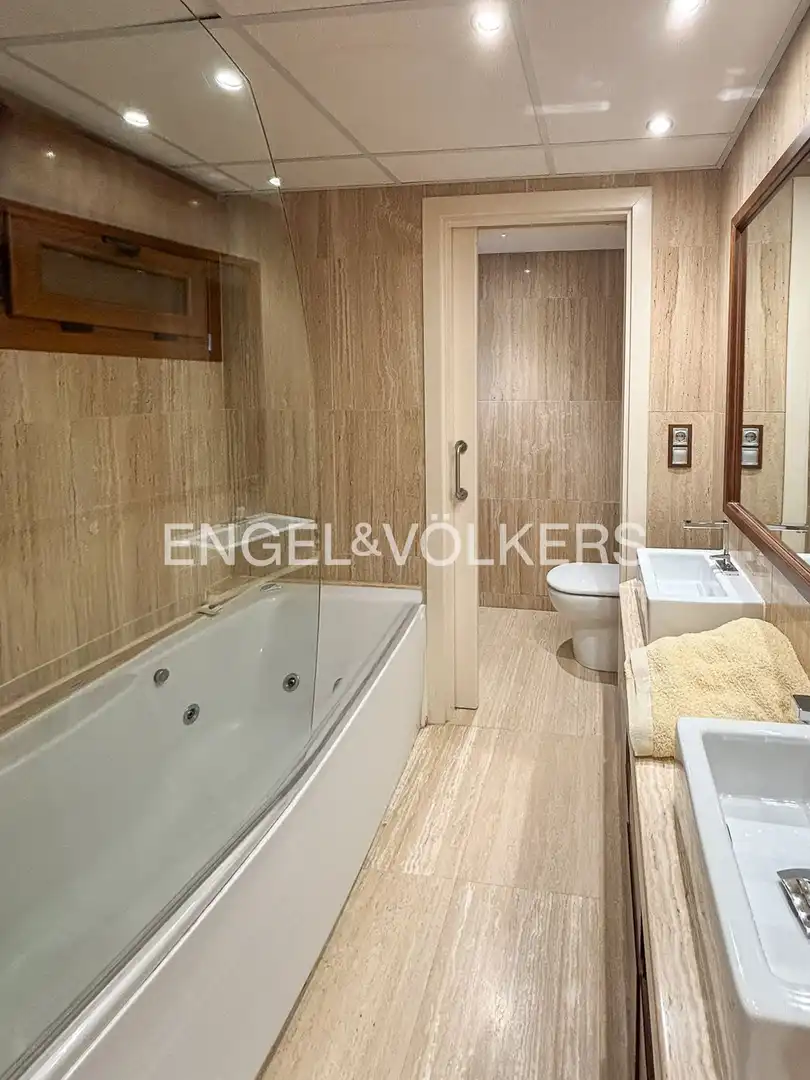 Baño de Casa adosada en venta en Las Rozas de Madrid con Aire acondicionado, Calefacción y Jardín privado