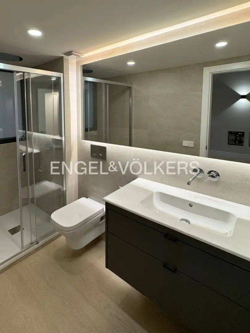 Badezimmer von Wohnung zum Verkauf in Madrid mit Klimaanlage und Heizung