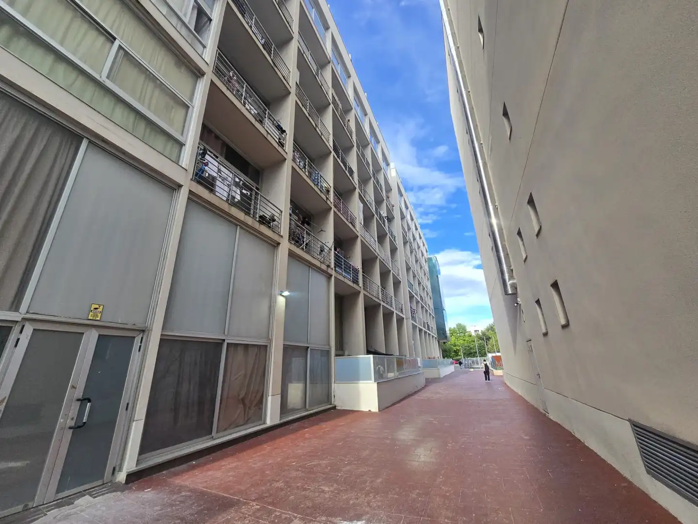 Vista exterior de Estudio en venta en Madrid con Parquet, Balcón y Piscina comunitaria