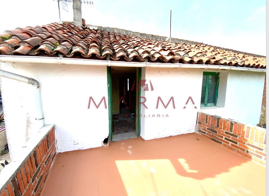 Vista exterior de Casa adosada en venda en Medio Cudeyo amb Jardí privat