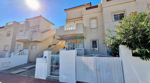 Nos complace presentar este apartamento bien presentado de dos dormitorios en la planta baja, con entrada privada y piscina común