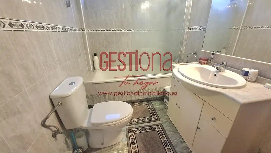 Badezimmer von Erdgeschoss zum Verkauf in Castro-Urdiales mit Heizung, Privatgarten und Terrasse