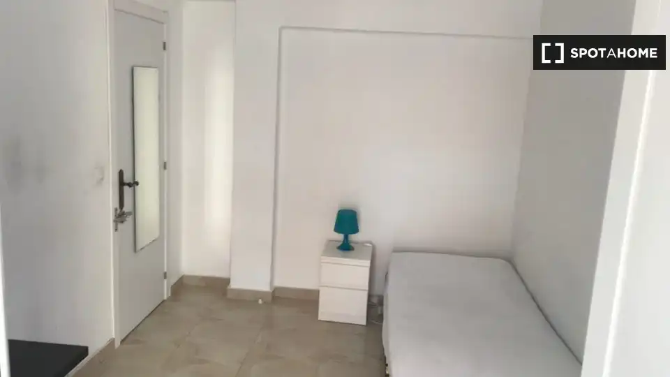 Bedroom of Flat for share in Valencia  with Air Conditioner, Heating and Furnished