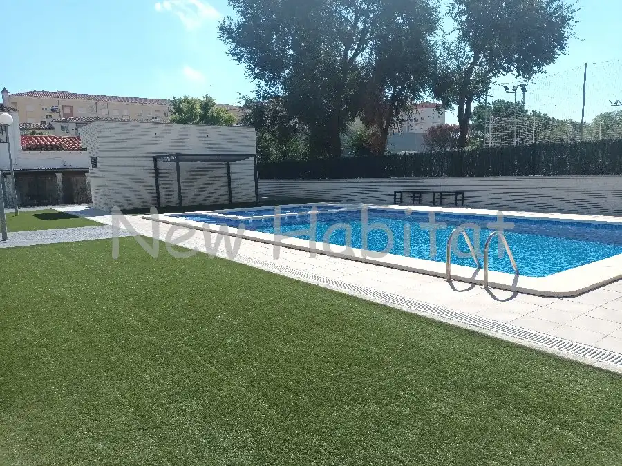 Piscina de Casa adosada en venta en Castellón de la Plana / Castelló de la Plana con Aire acondicionado, Jardín privado y Terraza