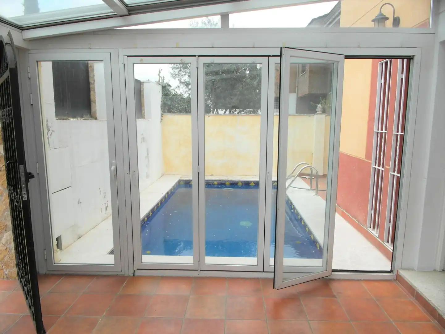 Piscina de Casa adosada en venta en Madrid con Aire acondicionado, Calefacción y Jardín privado