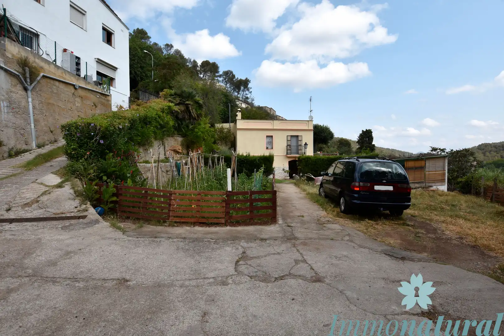 Vista exterior de Casa o xalet en venda en Torrelles de Llobregat amb Calefacció, Jardí privat i Parquet