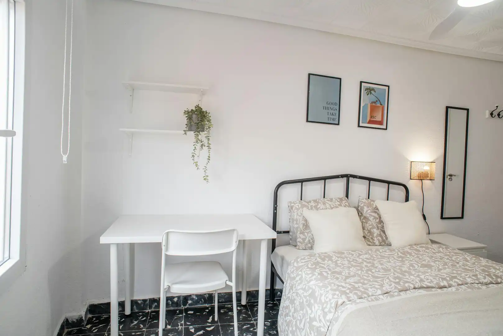 Schlafzimmer von Wohnung zur untervermieten in Valencia mit Waschmaschine