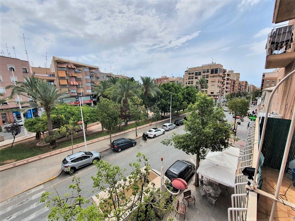 Vista exterior de Pis de lloguer en Elche / Elx amb Balcó