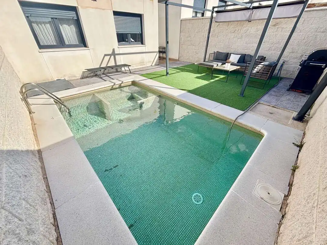 Piscina de Casa adosada en venta en Olías del Rey con Aire acondicionado, Calefacción y Piscina