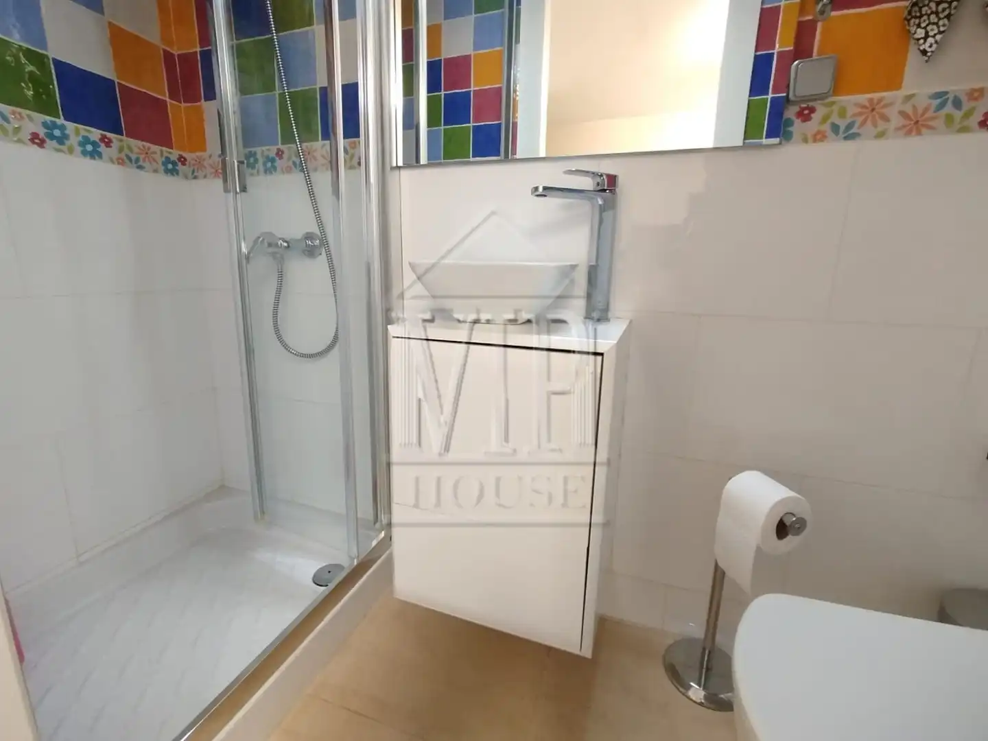 Badezimmer von Einfamilien-Reihenhaus zum Verkauf in Badalona mit Klimaanlage, Heizung und Parkett