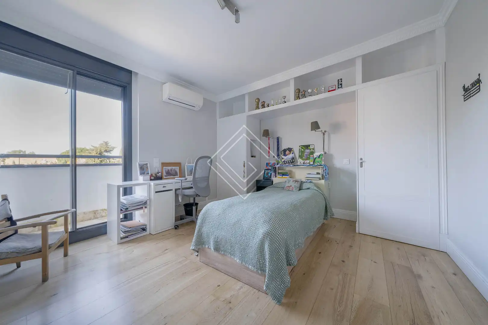 Dormitori de Àtic de lloguer en Madrid amb Aire condicionat, Calefacció i Terrassa