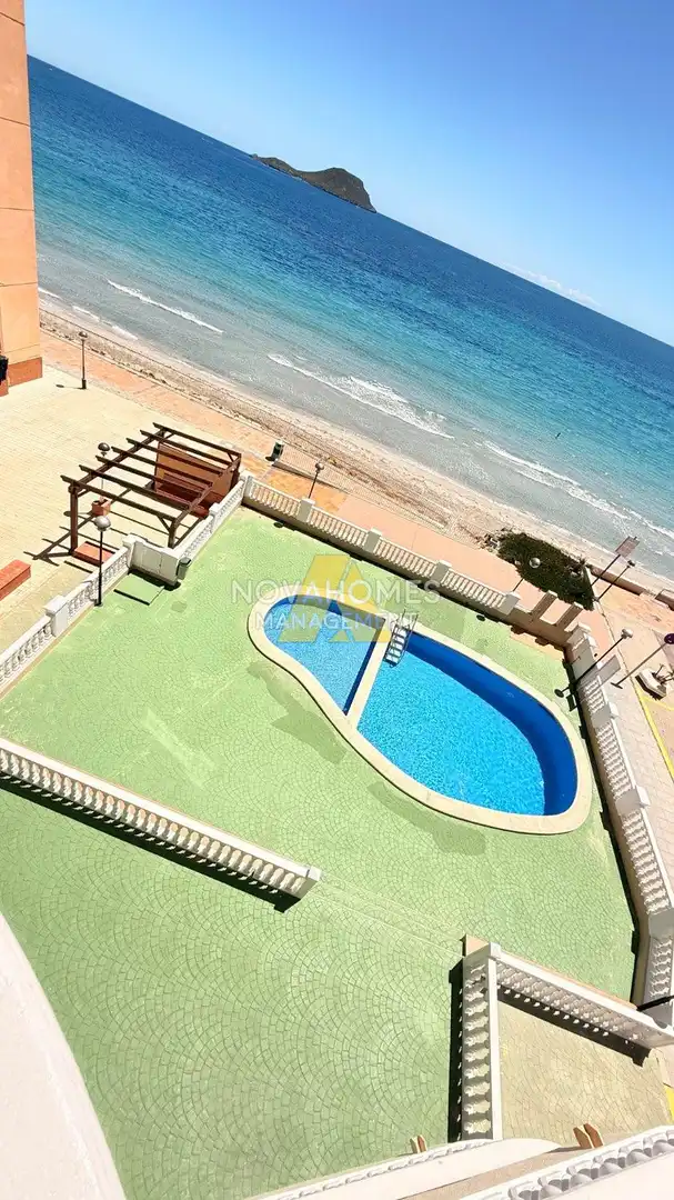 Schwimmbecken von Wohnungen zum Verkauf in La Manga del Mar Menor mit Klimaanlage, Heizung und Terrasse