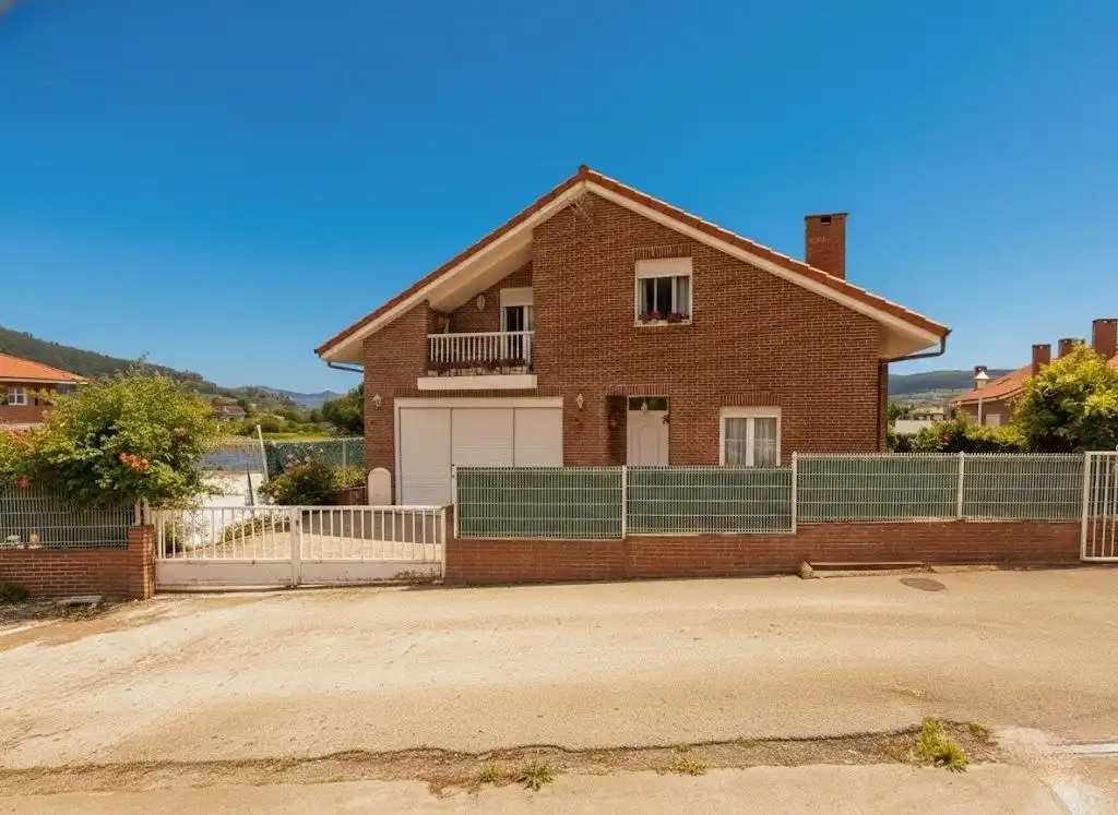 Chalet con terraza en venta en Barrio Argomilla