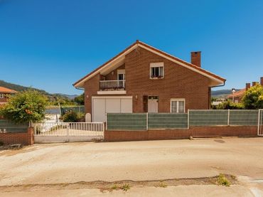 Detached house with balcony for sale in Barrio Argomilla