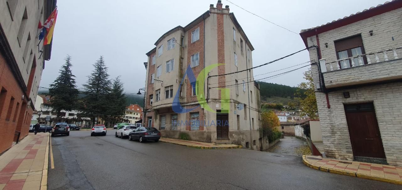 Vista exterior de Edifici en venda en Cistierna