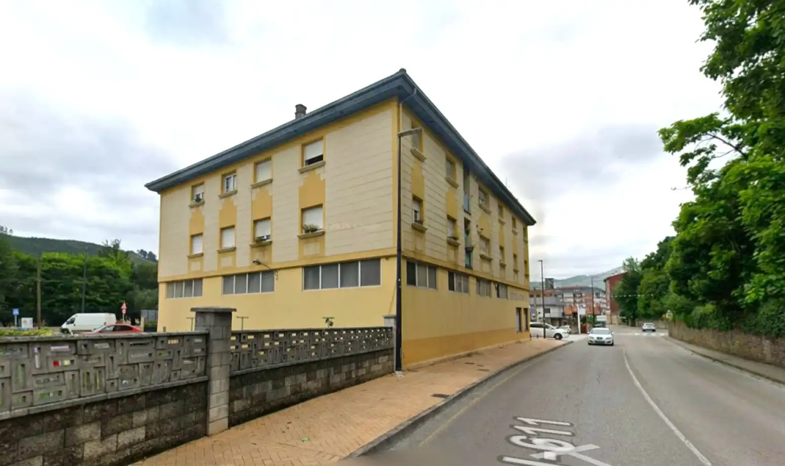 Vista exterior de Piso en venta en Los Corrales de Buelna  con Calefacción, Parquet y Trastero