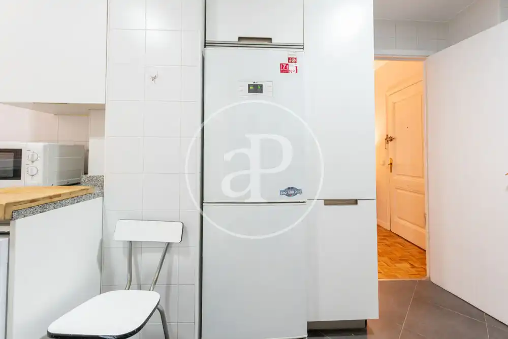 Cuina de Pis de lloguer en Madrid amb Calefacció, Traster i Moblat